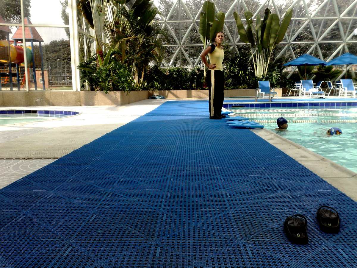 Piscina en Club Social.
Nuestro piso para piscina es ideal y seguro para evitar accidentes al momento de transitar por áreas húmedas. Piso TecnoDeck la mejor opción para estas áreas sin necesidad de realizar grandes obras.
